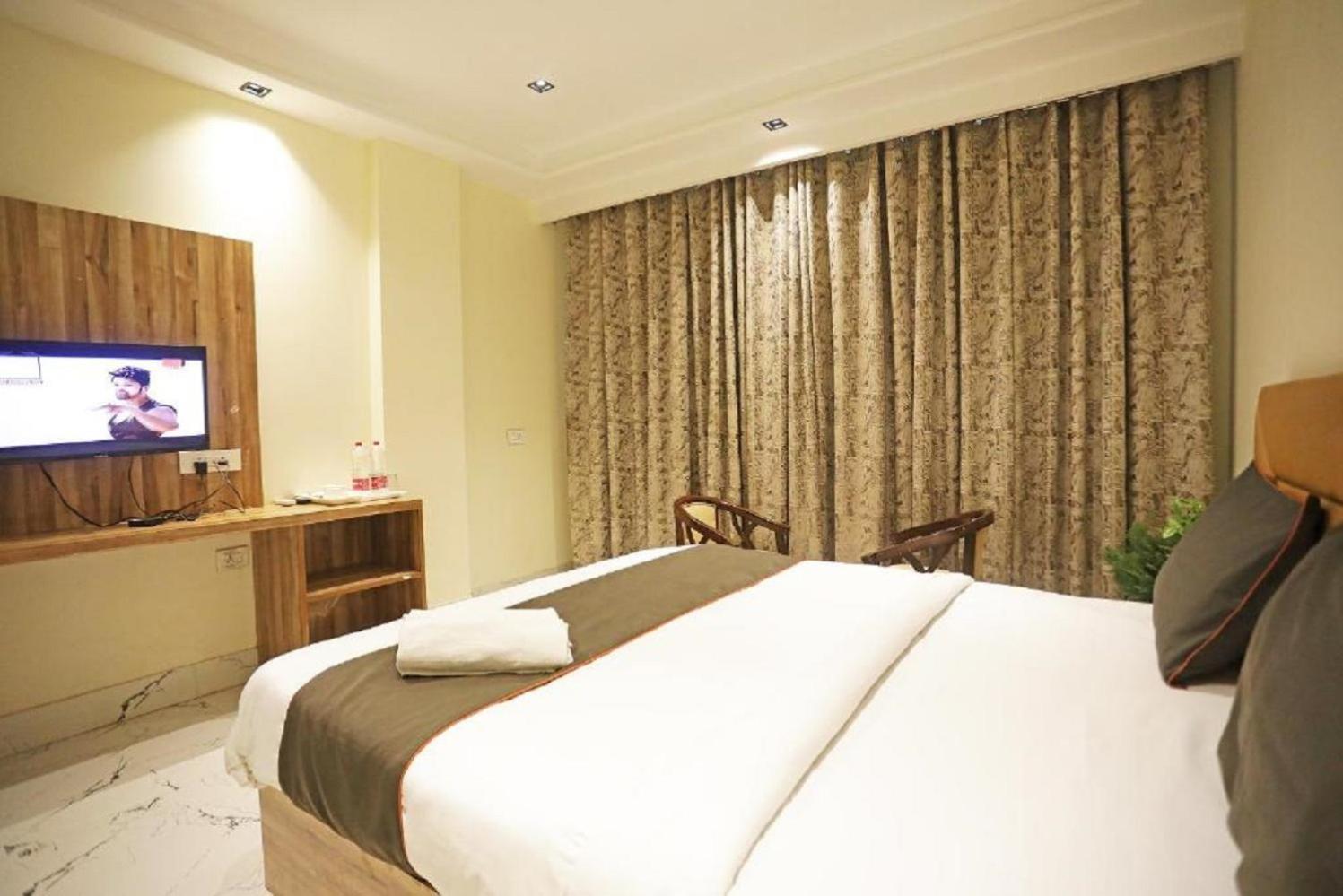 Hotel Royal Paradise By Kdson Nuova Delhi Esterno foto