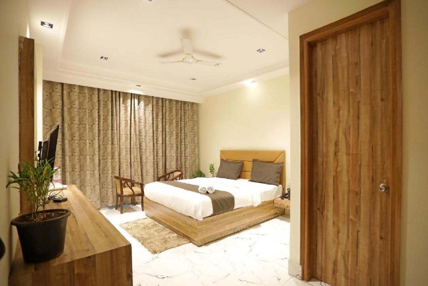Hotel Royal Paradise By Kdson Nuova Delhi Esterno foto