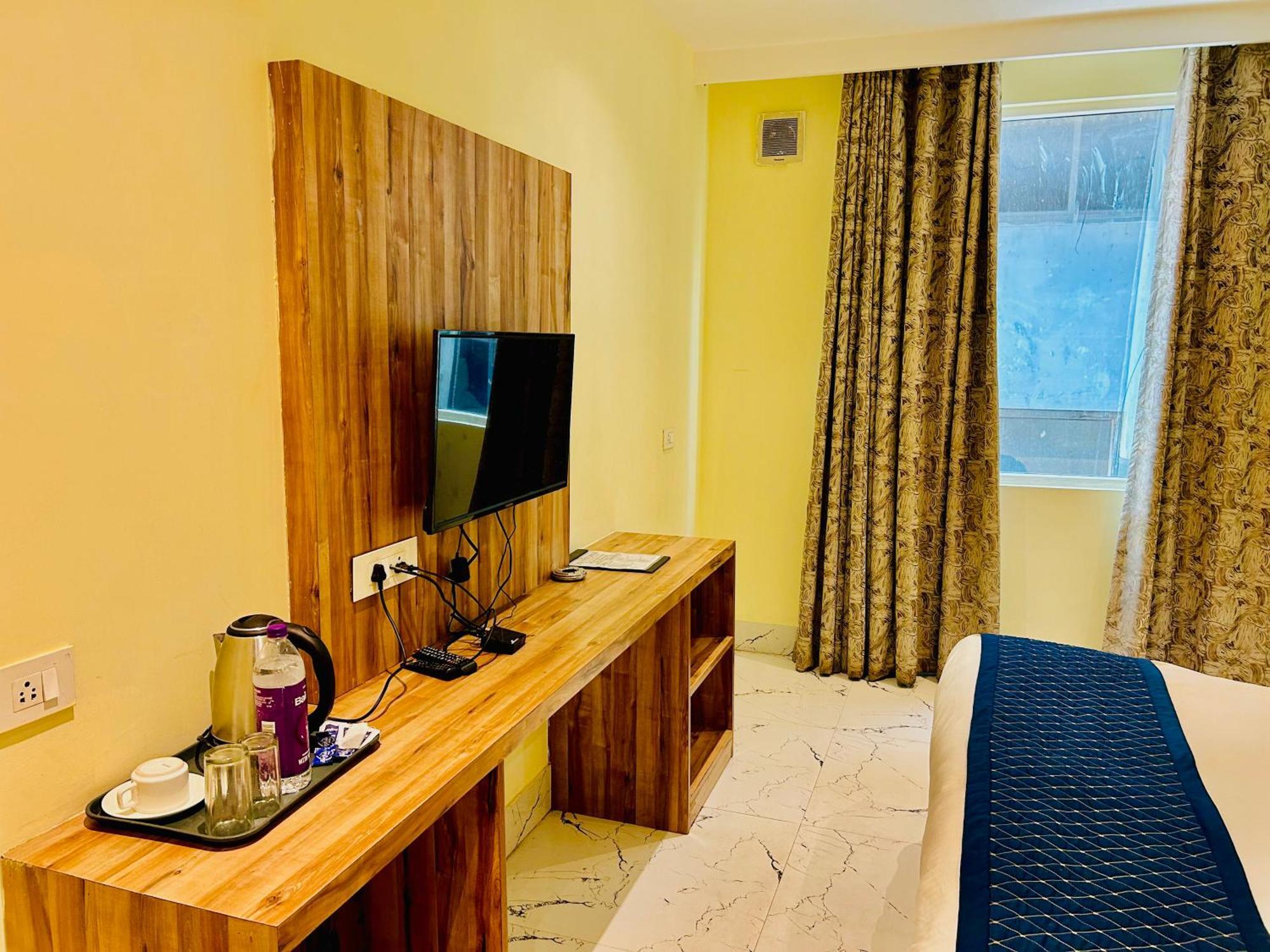 Hotel Royal Paradise By Kdson Nuova Delhi Esterno foto